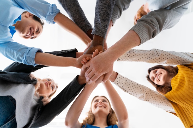 Foto gratuito chiudere le persone che si tengono per mano