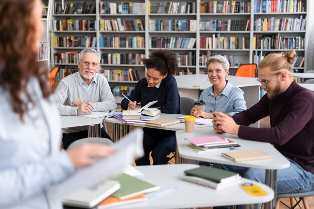 Chiudere le persone che studiano in biblioteca