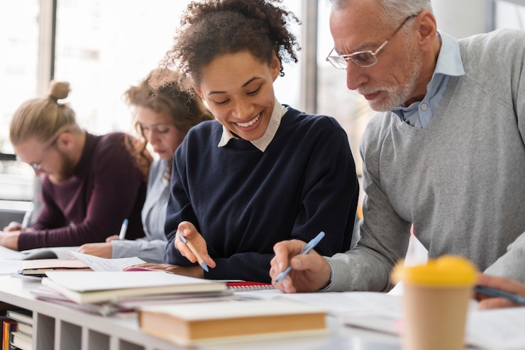 Foto gratuito chiudere le persone che studiano insieme