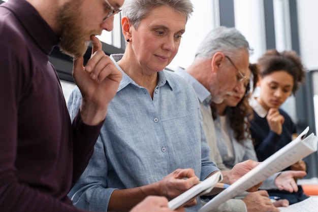 Chiudere le persone che studiano