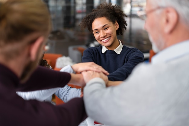 Chiudere le persone che uniscono le mani