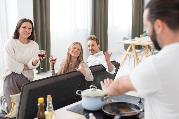 Chiudere le persone con bicchieri di vino