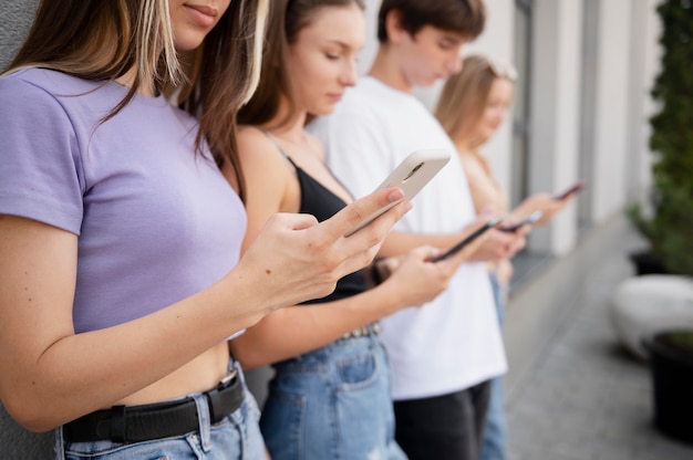 Chiudere le persone con gli smartphone