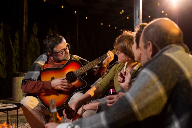 Chiudere le persone con la musica della chitarra