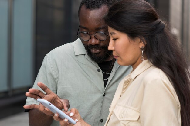 Chiudere le persone con lo smartphone