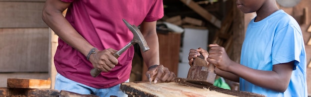 Chiudere le persone con strumenti di lavoro