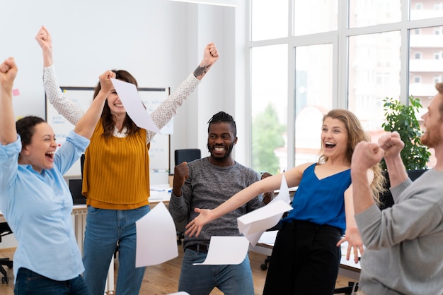 Chiudere le persone felici al lavoro