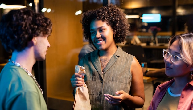 Chiudere le persone sorridenti al pub