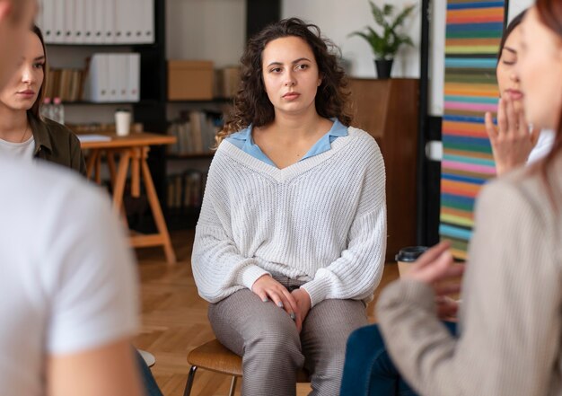 Chiudere le persone tristi in terapia