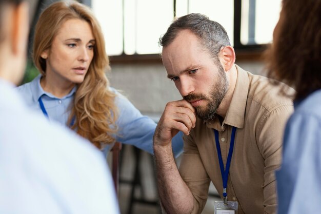 Chiudere le persone tristi in terapia