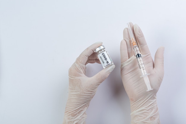 Chiudere una fiala di vaccino covid-19 in mano a uno scienziato o un medico