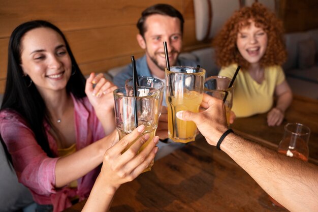 Chiudi gli amici con un drink