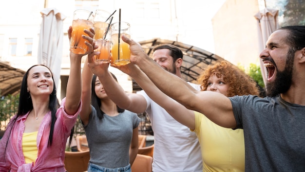 Chiudi gli amici con un drink