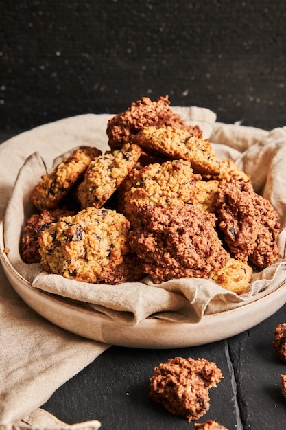 Chiusura verticale di deliziosi biscotti di farina d'avena fatti in casa in un piatto