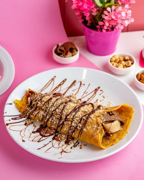 Choco Doner Chocolate avvolto in pancake sul piatto