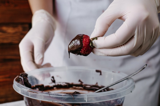 Choco Strawberry Cook inzuppare la fragola rossa all'interno del cioccolato