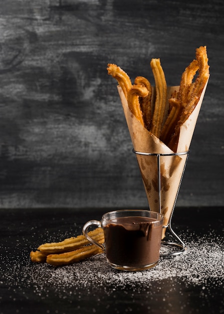 Churros ina bicchiere e cioccolato vista lunga