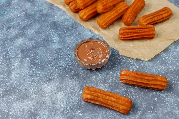 Churros messicani tradizionali del dessert con cioccolato, vista superiore