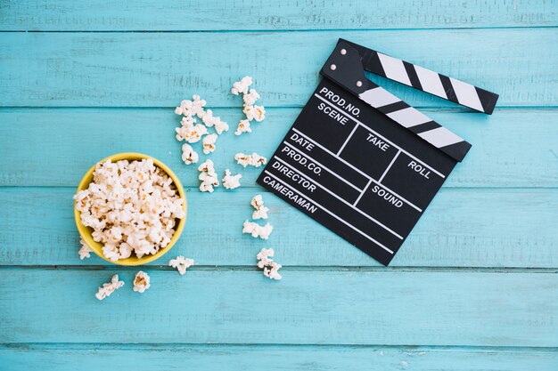 Ciak aperto vicino alla ciotola di popcorn
