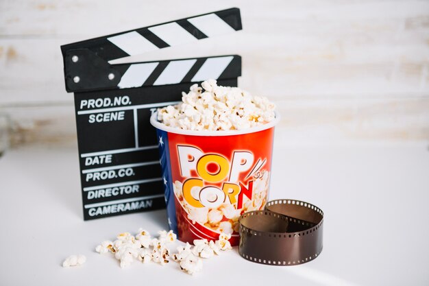 Ciak vicino a secchio di popcorn e film