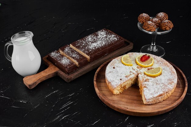 Cialde al cioccolato con biscotti con torta al limone e latte.