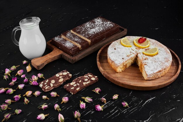 Cialde al cioccolato con torta al limone.