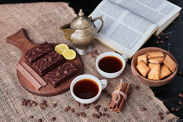 Cialde al cioccolato con una tazza di tè e biscotti.