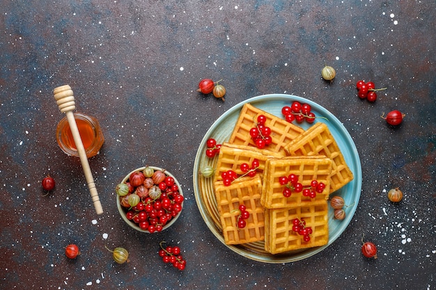 Cialde belghe quadrate con frutti di loquat e miele.