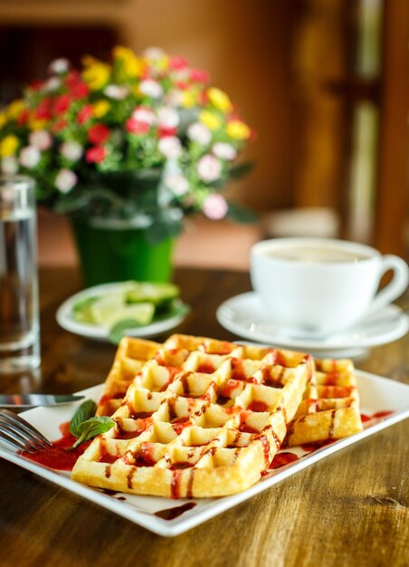 Cialde e caffè sul tavolo di legno