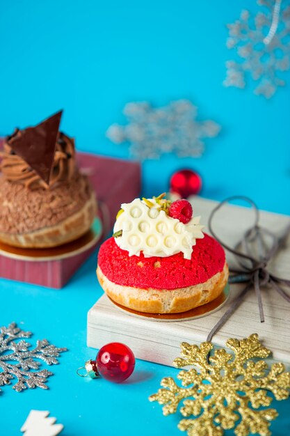 Ciambella a forma di pasta frolla con top rosso guarnito con panna e lampone