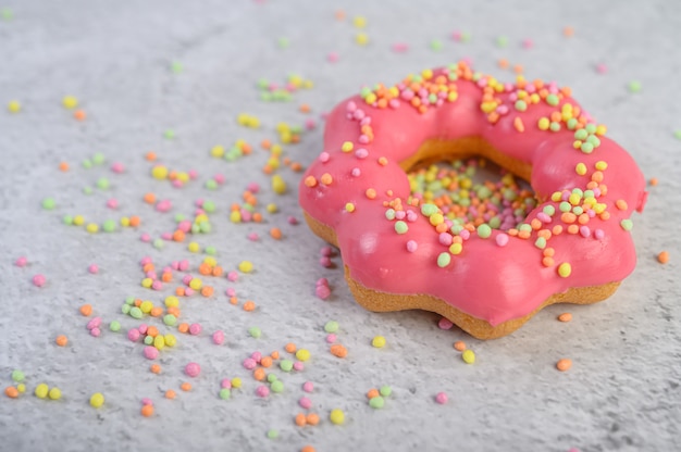 Ciambella alla fragola decorata con glassa e spolverata sul pavimento