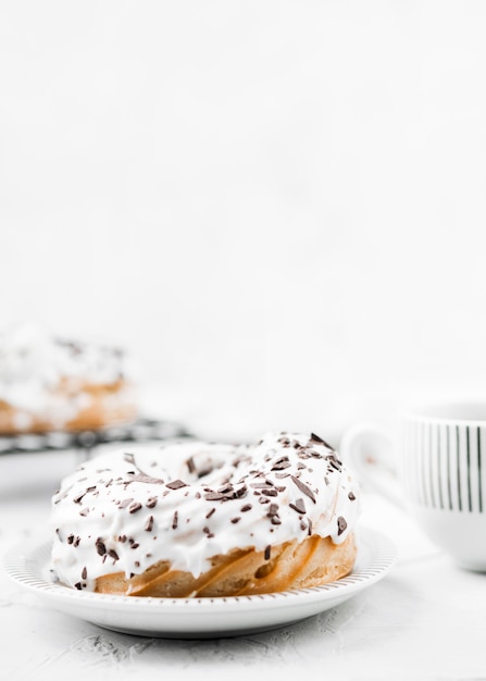 Ciambella glassata sul piatto