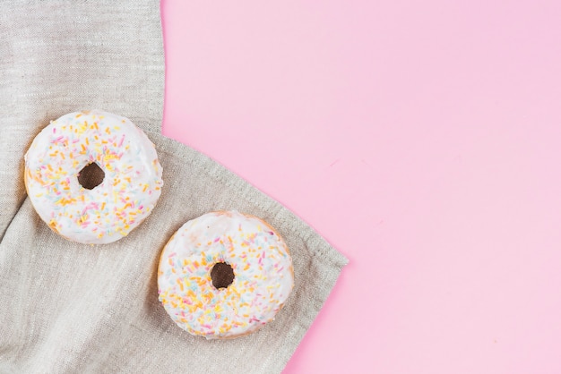 Ciambelle al cioccolato bianco su stoffa grigia