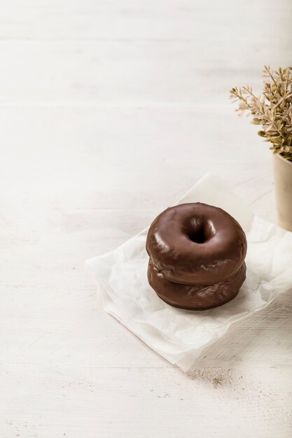 Ciambelle al cioccolato su carta velina