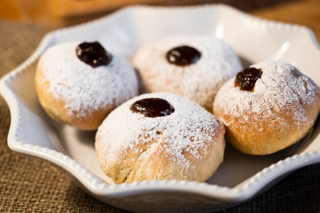 Ciambelle di vista frontale di festa felice hanukkah con marmellata