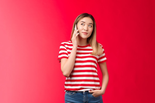 Ciao, voglio ordinare una ragazza asiatica bionda moderna carina che parla telefono tenere lo smartphone premuto l'orecchio guarda un sogno...