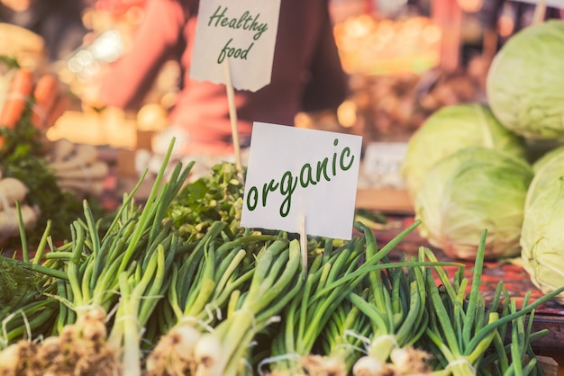 Cibi biologici. Alimenti biologici freschi al mercato degli agricoltori locali. I mercati degli agricoltori sono un modo tradizionale di vendere prodotti agricoli.