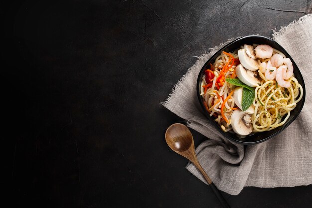 cibo asiatico delizioso e sano su uno sfondo nero con texture con spazio di copia