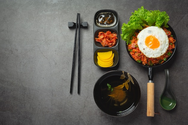 Cibo coreano. riso fritto con kimchi servire con uovo fritto