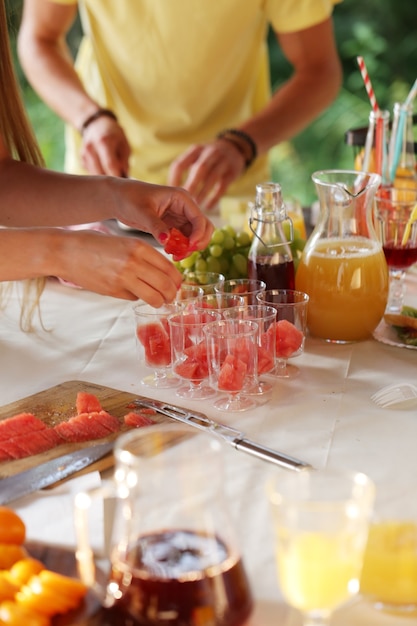 Cibo da picnic in preparazione