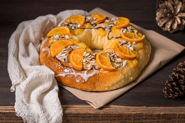 Cibo del giorno dell'Epifania con arance a fette e panno bianco