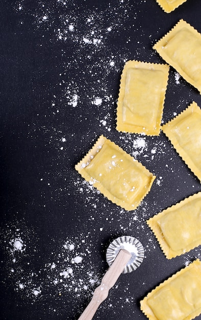 Cibo. Deliziosa pasta fatta a mano sul tavolo