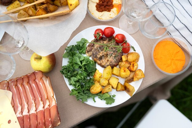 Cibo delizioso ad alto angolo sul tavolo