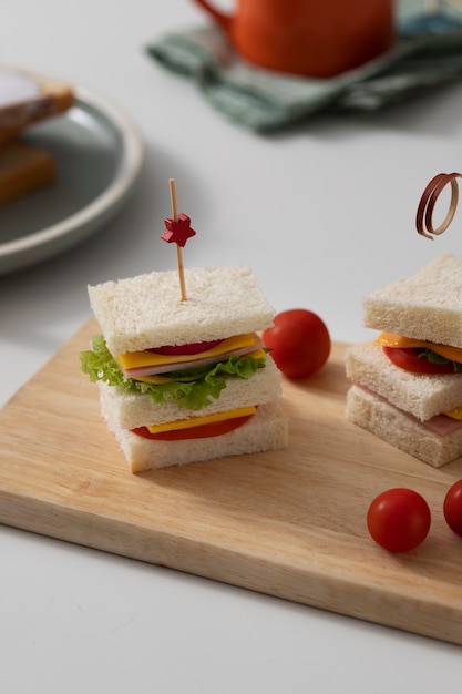 Cibo delizioso per bambini su tavola di legno ad alto angolo