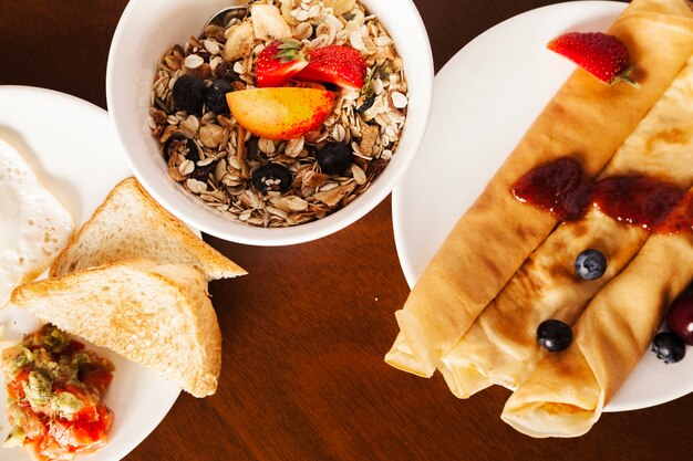 Cibo diverso gustoso per la prima colazione