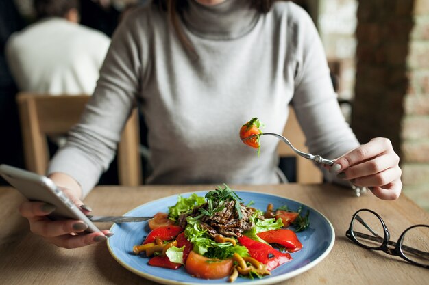 Cibo donna felice persone di pranzo