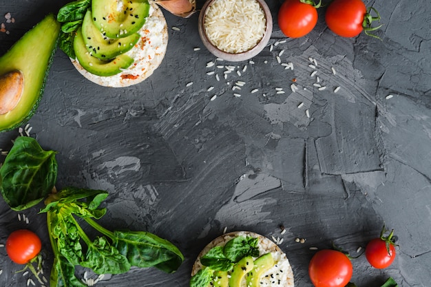 Cibo e ingredienti gustosi disposti su una superficie ruvida con spazio per il testo