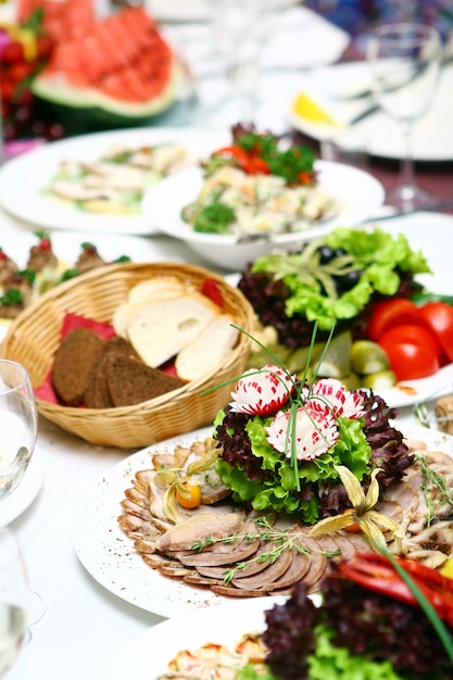 Cibo fresco e gustoso sul tavolo