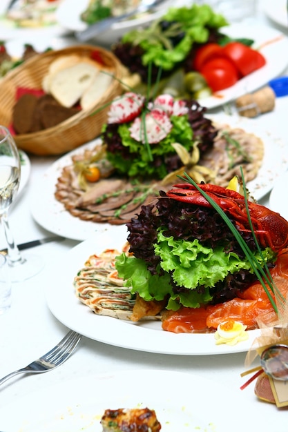 Cibo fresco e gustoso sul tavolo