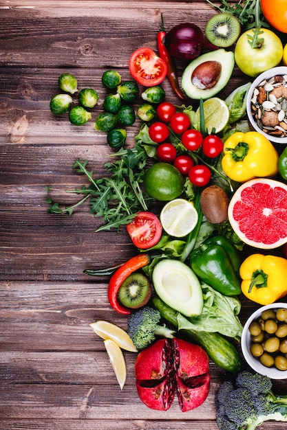 Cibo fresco e sano Avocabo, cavoletti di Bruxelles, cetrioli, peperoni rossi, gialli e verdi